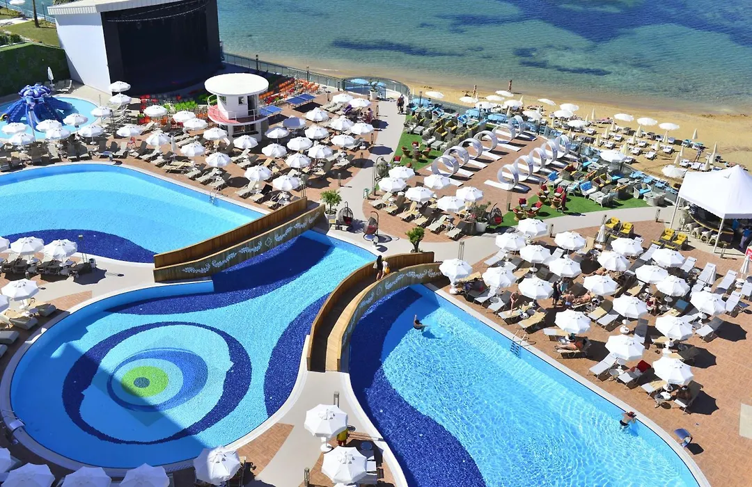 Azura Deluxe Resort & Spa-1